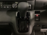 CVT車のセレクトレバーです。低速から高速まで、変速ショックのないスムーズな走りと、エンジン効率のよい領域を維持して燃費にも貢献します。サイドブレーキはスイッチ操作の電子制御パーキングブレーキです。