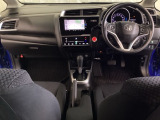 車内は光触媒抗菌消臭施工済です。インパネ周りはスタイリッシュなデザインです。グローブボックスやカップホルダーのほかにトレーなどたくさんの収納スペースが付いています。