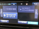 Bluetooth(ブルートゥース)接続機能付き。スマートフォンなどからお気に入りの音楽をワイヤレス再生できます。ドライブがさらに楽しくなりますね。