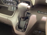 インパネシフトを採用しているので、前席の足元も広々としています。運転席と助手席の行き来もスムーズです!