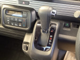自然に手が届き、操作性の良いインパネシフトに、パーキングブレーキは、フットブレーキタイプなので、運転席と助手席の間はすっきりしています。