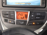 フルオートエアコンが装備されています!お好みの温度設定をするだけでエアコンの風量やモードの切り替えを自動でコントロールしてくれます!ユーザーの操作が少なく燃費走行にもつながります!