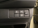 ハンドルの右側にはヘッドライトレベライザーとHondaセンシング用のメインスイッチがついています。ヘッドライトレベライザーは道路状況や積荷の加重に応じてライトの高さを調節できます。