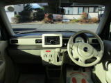 ワイドな視界を確保して運転しやすく見晴らしが良いです。長時間の運転も快適に過ごせしていただけると思います。