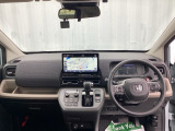 運転席周りです。カップホルダーや小物の収納などは必須ですよね!!使い勝手の良いつくりになっております!!
