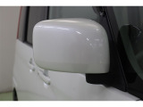 サイドミラーは電動格納ミラーなので、運転席からのボタン操作で格納できます。ミラーを閉じて入る立体駐車場などでは、有ると便利な機能です。