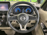 インテリアに合わせたデザインのステアリングは、運転される方のことも考え、運転しやすい形状、大きさです。是非一度、実際に触ってお確かめください。