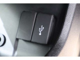 USBオーディオ用ソケットがついていますので携帯電話などを接続すれば音楽等の再生が可能です!