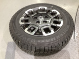 当社にてデモ走行時に装着していたワンシーズン使用の中古スタットレスタイヤ+ホイール4本セットを用意致しました。(2024年製、タイヤ+ホイールは現状渡し、保証対象外です)
