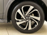 切削光輝+ブラック塗装の純正のアルミホイールを装着しています。タイヤサイズは195/60R17です。