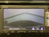 【バックカメラ】運転が苦手な方も車庫入れラクラクです!ギアをリバースに入れれば自動的に切り換わりますので、面倒な操作は不要です♪狭い駐車場もお車を傷つけず安心ですね!