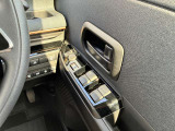 運転席側のドア部。こちらのスイッチでドアミラーの角度調整やパワーウィンドーの操作が可能になります。