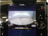 ■人気のフロントビューモニター装備。フロントグリルのカメラ映像を11.6インチディスプレイに表示。自車の前方の様子が確認可能です。見通しの悪い交差点や駐車・発進時などの前方確認をサポートします。