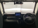運転席と助手席の間はすっきり、移動も楽々です。さっと手が届く位置にATセレクトレバーやエアコンスイッチなどがあり操作性に優れています