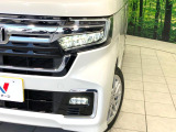 【LEDヘッドライト】悪天候や夜間走行時も良好な視界を確保し安心して運転できる高輝度LEDヘッドライトを装備!点灯速度が早く、消費電力も抑えられています。