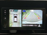 【アラウンドビューモニター】4つのカメラ映像を合成して上空から見下ろしているかのような映像をモニターして駐車をサポートします。