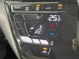 【オートエアコン】一度お好みの温度に設定すれば、車内の温度を検知し風量や温度を自動で調整。暑い&hellip;寒い&hellip;と何度もスイッチ操作をする必要はありません。快適な車内空間には必須の機能ですね♪