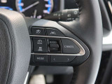アダプティブクルーズコントロール機能付きです。走行中に先行車の様子を検知しながら、設定した車速の範囲内で先行車との距離のキープを支援します。詳細は販売店スタッフまでおたずねください。
