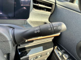 オートライト機能付きです♪またハイビームアシストで、先行車または対向車や周囲の明るさなどに応じ、自動的にハイビーム(上向き)とロービーム(下向き)を切り替えます♪