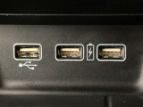 【USBポート】USBポートも装備されています、スマートフォンの充電やオーディオに連携も可能です、今や欠かせない装備の一つです!