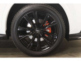 【Fスポーツ専用オレンジブレーキキャリパー】スポーティな走りに対応するLEXUSロゴ付きのFSPORT専用ブレーキキャリパー。