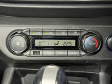 【オートエアコン】「AUTO」スイッチを押すだけで、冷暖房の切り替えや風量、吹き出し口の調整などを自動で行います。