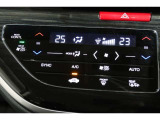 運転席と助手席の温度設定の変更が可能な左右独立タイプのデュアルエアコンです♪♪♪暑がりな人・寒がりな人も誰もが車内を快適にお過ごしいただけます♪♪♪