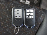 スマートキー付。キーを取り出さなくてもドアロックの施錠・開錠、エンジンの始動が出来ます。雨の日や荷物の多い日にとても便利ですね。
