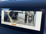 【3Dサラウンドカメラ】周囲の安全確認をアシストする機能です。3D車外ビュー、360&deg;オーバーヘッドビューを 利用して、狭いスペースでも安心、スムーズに運転操作ができます。