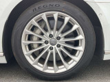 19インチ純正アルミホイール装備 全車両に標準装備の純正アルミホイールは、純正ならではのバランスの良いデザインと、走行安定性をお楽しみ頂けます。