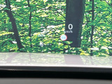 【カラーヘッドアップディスプレイ】現在の速度や走行情報をデジタル表示で運転席前方のガラスに投影!カラー付きで視認性も高く、運転中目線をずらさず必要な情報を確認できるのでとっても便利で安心!