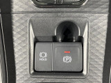 【電動パーキングブレーキ】パーキングブレーキは便利な電動式!ボタン一つで操作でき、アクセルを踏めば自動で解除されます♪レバーやペダルが無いので運転席廻りもすっきりしますね♪