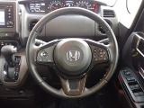 ハンドル左側にはオーディオ操作が出来るオーディオリモートコントロールスイッチ、右側にはHonda SENSINGとオートクルーズコントロールのスイッチを装備!
