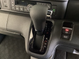 CVT車のセレクトレバーです。低速から高速まで、変速ショックのないスムーズな走りを実現するとともに、エンジン効率のよい領域を維持することで燃費にも貢献します。