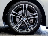 【BMWアロイホイル】軽量かつ強度に拘ったアロイホイル。走行性能ポテンシャルを引き出す設計。車の足元を引き締めてくれる大きなポイントはアロイホイルです。