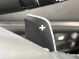 【パドルシフト】ハンドルから手を離さずに素早くシフトアップ&ダウンができるので、エンジンブレーキを使う下り坂や高速道路の合流で加速したい場面で役立ちます。