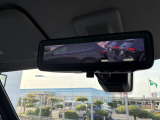 【 デジタルインナーミラー 】車両後方カメラの映像をミラーに映すことが出来ます! そのため、後席に人や荷物があって後方が見えづらい場合でもしっかり視界を確保することが出来ます!