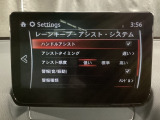 ハンドル操作をアシストすることにより車線からの逸脱回避を支援します。