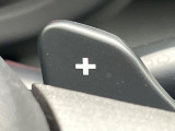 【パドルシフト】ハンドルから手を離さずに素早くシフトアップ&ダウンができるので、エンジンブレーキを使う下り坂や高速道路の合流で加速したい場面で役立ちます。
