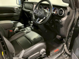 足元は広く長距離運転の際も狭さを感じさせない広さです。