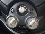 【マニュアルエアコン】ダイヤルを回して簡単に温度調整ができます。車内も快適ですね!