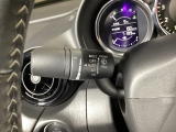 レバーをAUTOの位置にしているとき、レインセンサーが雨を感知すると、雨量に応じてワイパーが自動で作動してくれるオートワイパーを装備!設定変更で非作動にすると、間欠作動に固定されます。