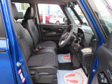 女性の方ももちろんですが、運転席側、助手席側の足元スペースが広いので男性の方が運転しても窮屈になりにくいですよ!