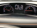 大型メーターで視界も良好な運転席廻りです。運転時の視線移動が少なくて済むので、安全性にも一役かってくれます。