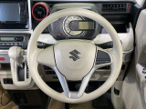 インテリアに合わせたデザインのステアリングは、運転される方のことも考え、運転しやすい形状、大きさです。是非一度、実際に触ってお確かめください。