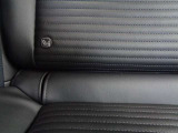 シートベルトを使わずチャイルドシートとクルマの固定金具を連結するだけのカンタンでガッチリ固定できるISOFIXがございます