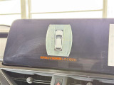 【PVM】映像を合成して、車を真上から見下ろしたような映像をナビゲーション画面に表示する機能です。運転席からでは見にくい車の周囲の状況を把握し、駐車や狭い道での走行などを安全に行えます。