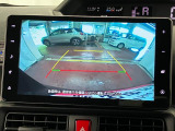 【バックカメラ】 駐車時に車両後方の様子を見ることができるので、運転の不安を軽くします。