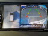空から見下ろすような視点で、スムーズな駐車と安全確認をサポートする「アラウンドビューモニター」付です。