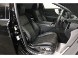 【運転席】ブラック基調のインテリアに本革シート。パワーシートでお好みの位置に座席を設定可能です。シートヒーター・ベンチレーター・フロアマット付です。
